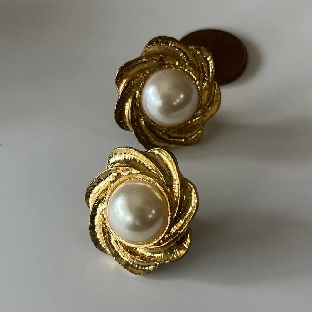 VINTAGE Gold and Cream Floral Pearl Earrings - Picture 2 of 3